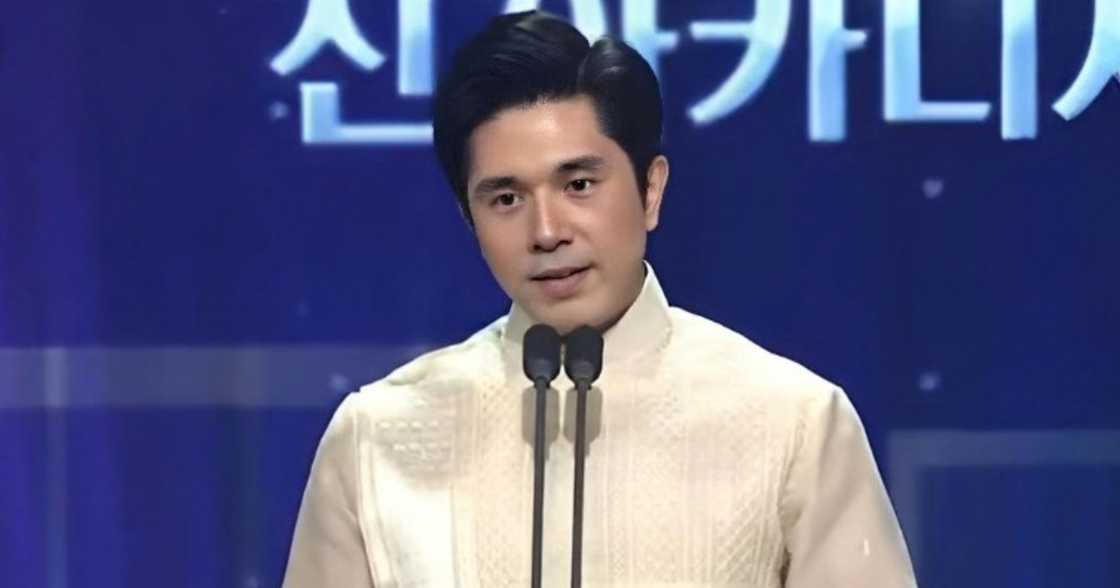 Paulo Avelino, emosyonal sa pagtanggap ng award sa Seoul International Drama Awards (Screenshot from Seoul International Drama Awards/MBC via @mjfelipe on X) Paulo Avelino, emosyonal sa pagtanggap ng award sa Seoul International Drama Awards (Screenshot from Seoul International Drama Awards/MBC via @mjfelipe on X)