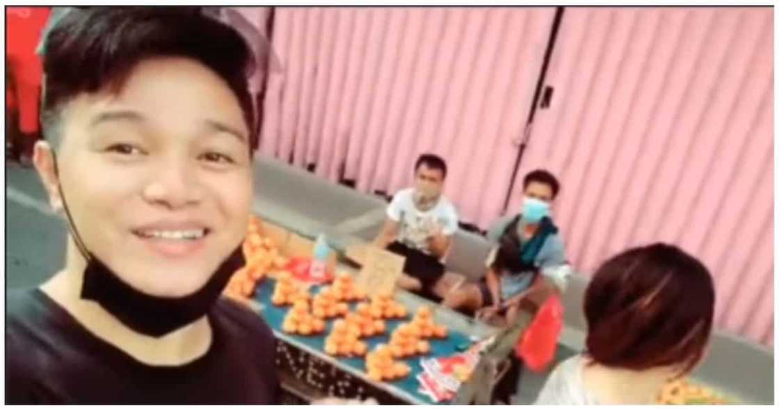 Vlogger, inulan ng batikos matapos ininsultuhin ang mga vendors sa kanyang video Vlogger, inulan ng batikos matapos ininsultuhin ang mga vendors sa kanyang video