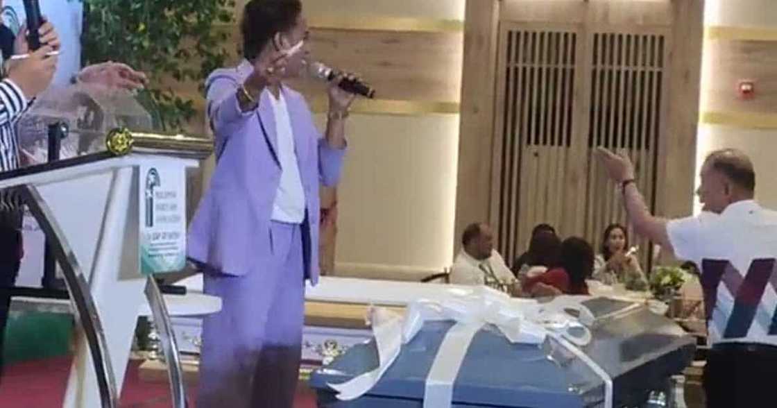 Kabaong, grand prize sa isang Christmas party ng isang kumpanya Kabaong, grand prize sa isang Christmas party ng isang kumpanya