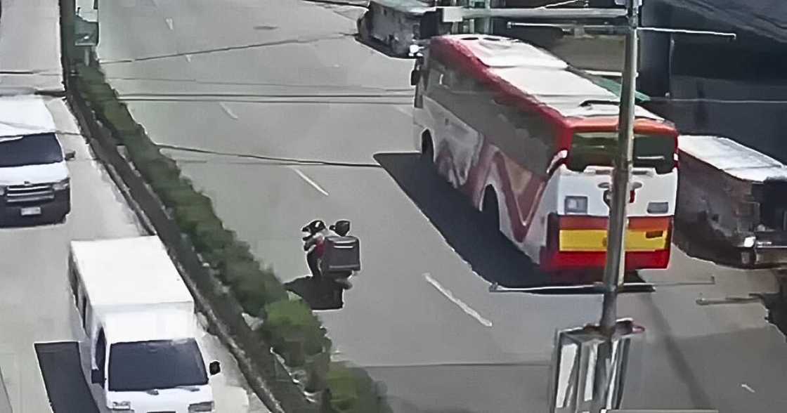 Traffic enforcer, patay nang sagsaan ng sinitang bus driver Traffic enforcer, patay nang sagsaan ng sinitang bus driver