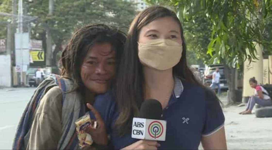 ABS-CBN reporter, kinaaliwan matapos ibahagi ang natanggap na free hug ABS-CBN reporter, kinaaliwan matapos ibahagi ang natanggap na free hug