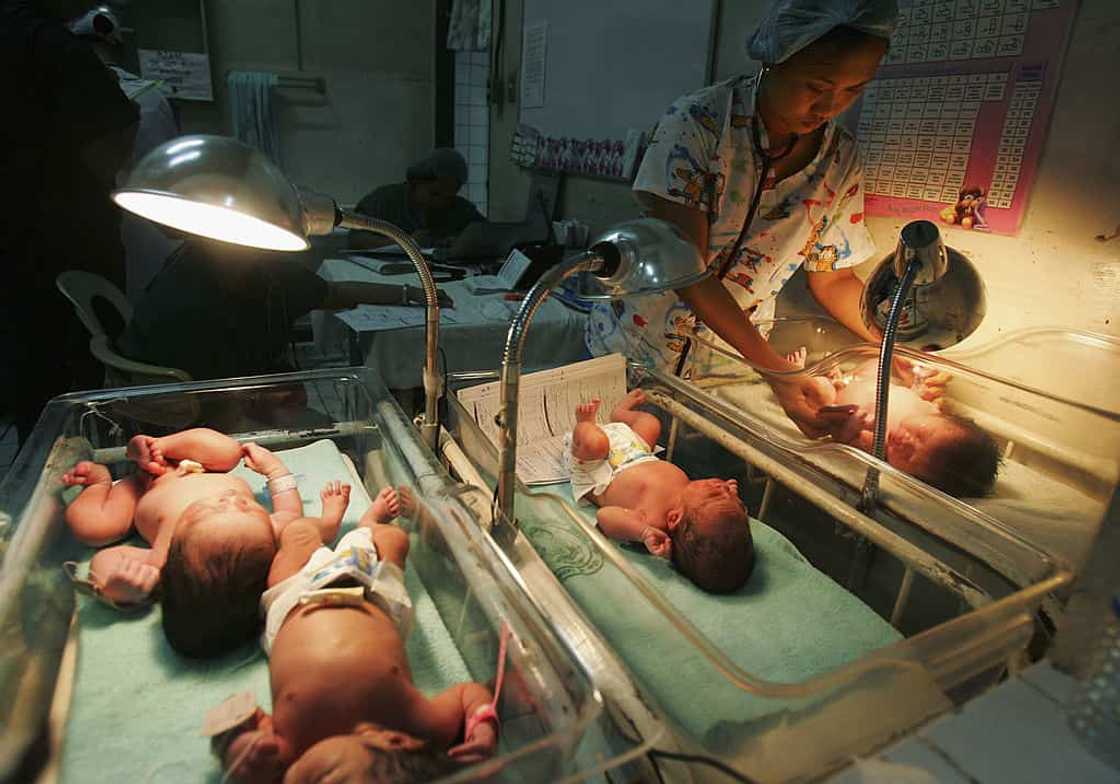 Nurse, umani ng papuri matapos tulungan ang nanay na nanganak sa kalsada Nurse, umani ng papuri matapos tulungan ang nanay na nanganak sa kalsada