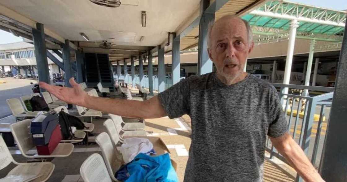 American senior citizen, natutulog na lamang sa NAIA matapos umanong maloko American senior citizen, natutulog na lamang sa NAIA matapos umanong maloko