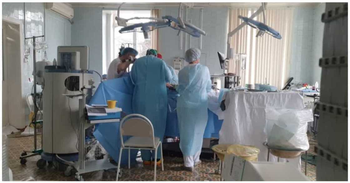 Walong doktor, itinuloy ang open-heart surgery kahit nasusunog na ang bubong ng ospital Walong doktor, itinuloy ang open-heart surgery kahit nasusunog na ang bubong ng ospital