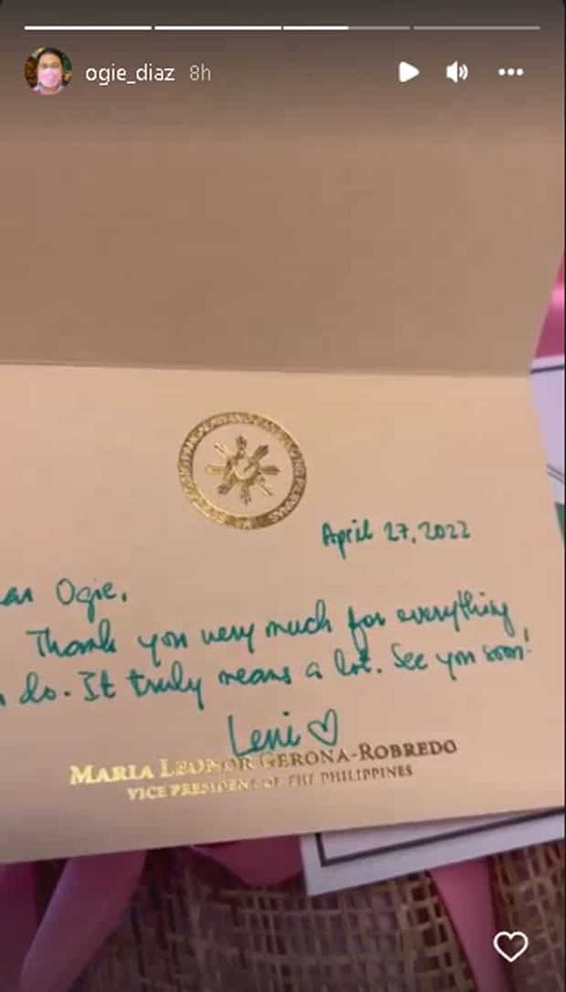 Ogie Diaz, tuwang-tuwa sa natanggap na bouquet mula kay VP Leni: "Napaka-thoughtful" Ogie Diaz, tuwang-tuwa sa natanggap na bouquet mula kay VP Leni: "Napaka-thoughtful"