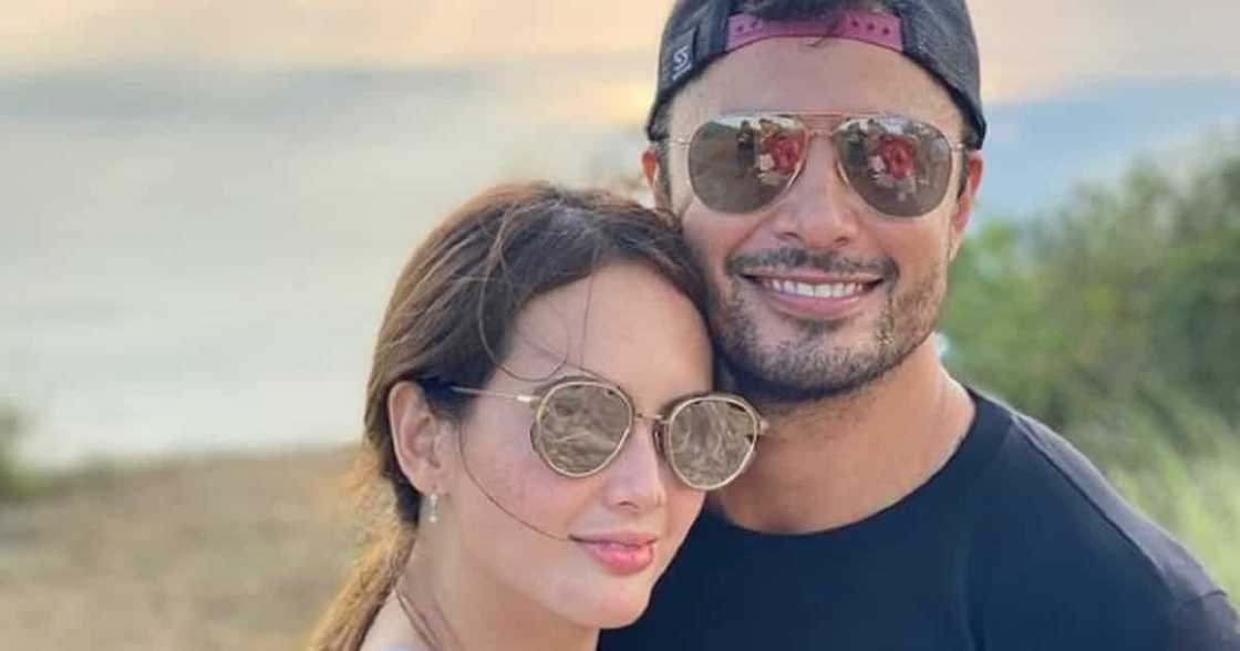 Derek Ramsay, inilahad na couple na sila ni Ellen Adarna bago pa mag-first kiss Derek Ramsay, inilahad na couple na sila ni Ellen Adarna bago pa mag-first kiss