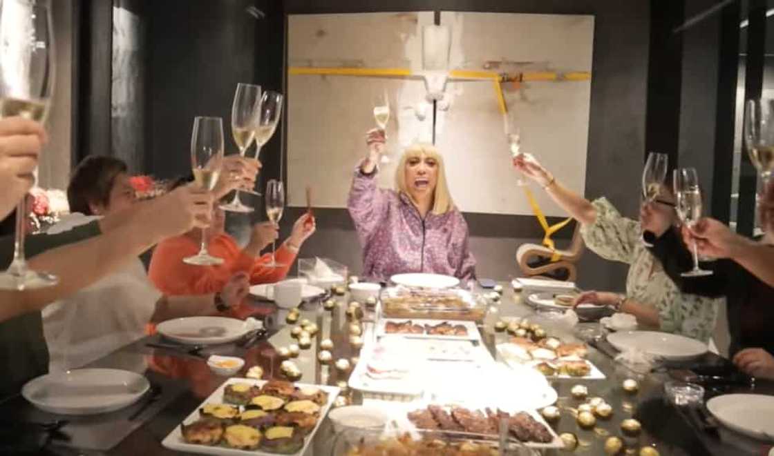 Vice Ganda, Pinasilip ang masayang pagdiriwang nila ng bagong taon Vice Ganda, Pinasilip ang masayang pagdiriwang nila ng bagong taon