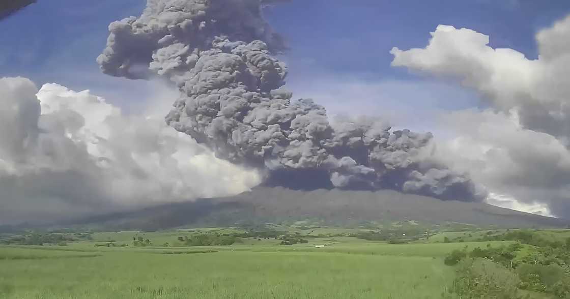 Kanlaon volcano, sumambulat ngayong hapon; PHIVOLCS, itinaas ang Alert Level 3 sa ilang lugar