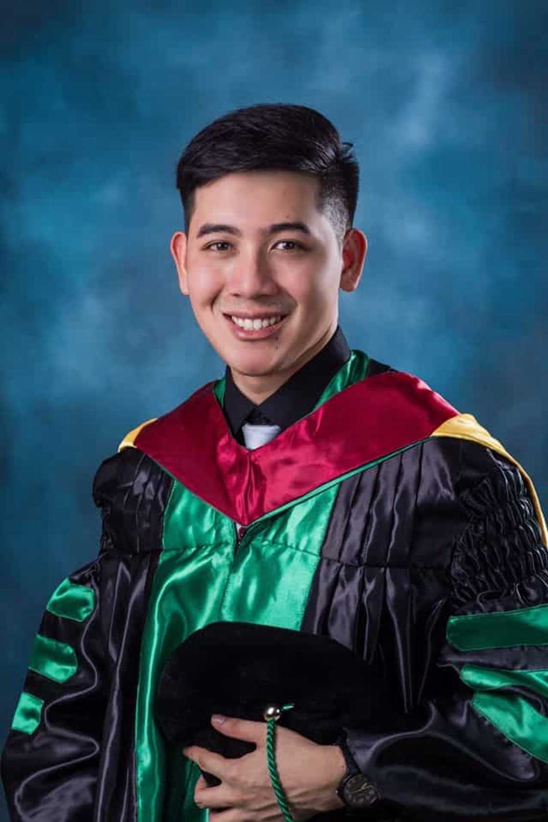 Anak ng magsasaka, isang ganap na doktor na ngayon at handa nang labanan ang COVID-19 Anak ng magsasaka, isang ganap na doktor na ngayon at handa nang labanan ang COVID-19