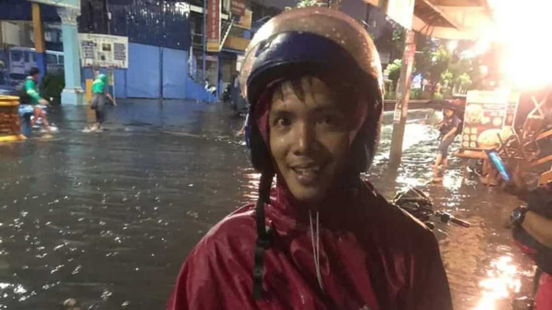 Delivery rider na lumusong sa baha at tumatanggi sa tip, labis na hinangaan