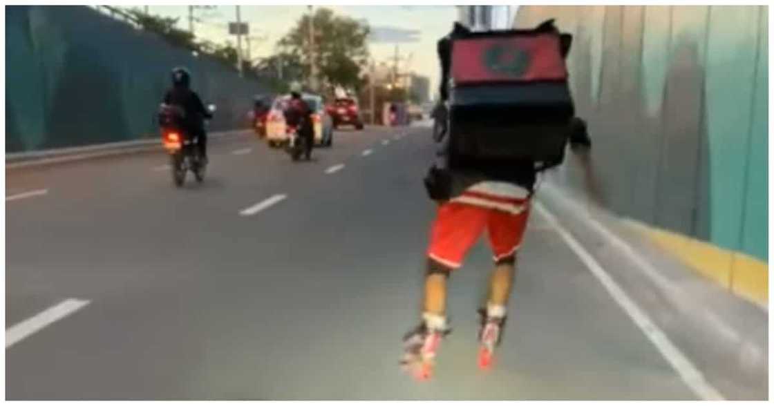 Viral na delivery man na naka-roller blades, mabibigyan ng motorsiklo Viral na delivery man na naka-roller blades, mabibigyan ng motorsiklo