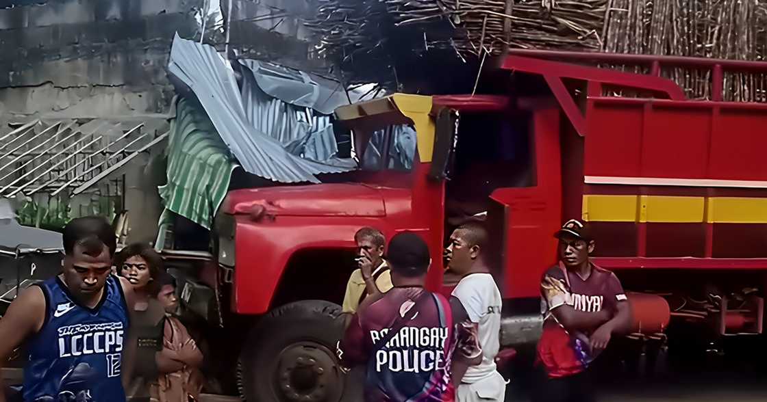 Trahedya sa Murcia, Negros Occidental: Truck sumalpok sa computer shop, 2 bata patay Trahedya sa Murcia, Negros Occidental: Truck sumalpok sa computer shop, 2 bata patay