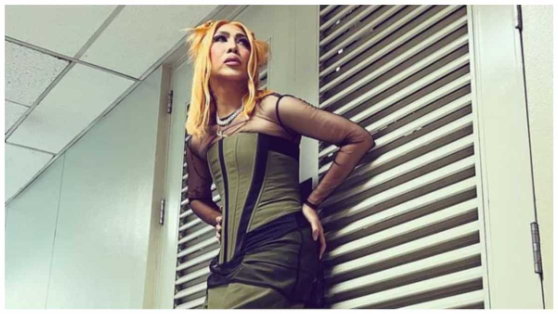Vice Ganda, nagpahayag umano'y pagbabalik ni Vhong Navarro: "Isahang sagot na lang" Vice Ganda, nagpahayag umano'y pagbabalik ni Vhong Navarro: "Isahang sagot na lang"