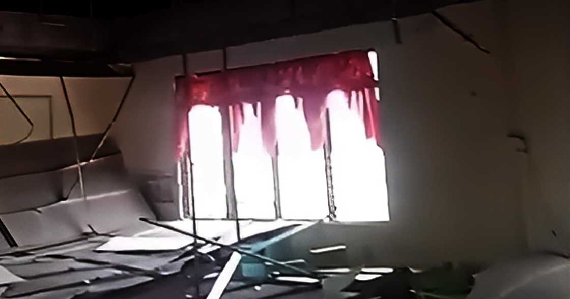 Teacher's heroic act averts tragedy as Davao school ceiling caves in Teacher's heroic act averts tragedy as Davao school ceiling caves in