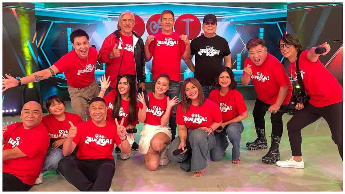 Eat Bulaga theme song, muling kinanta sa EAT ng TVJ: "Buong bansa... Eat Bulaga!" Eat Bulaga theme song, muling kinanta sa EAT ng TVJ: "Buong bansa... Eat Bulaga!"