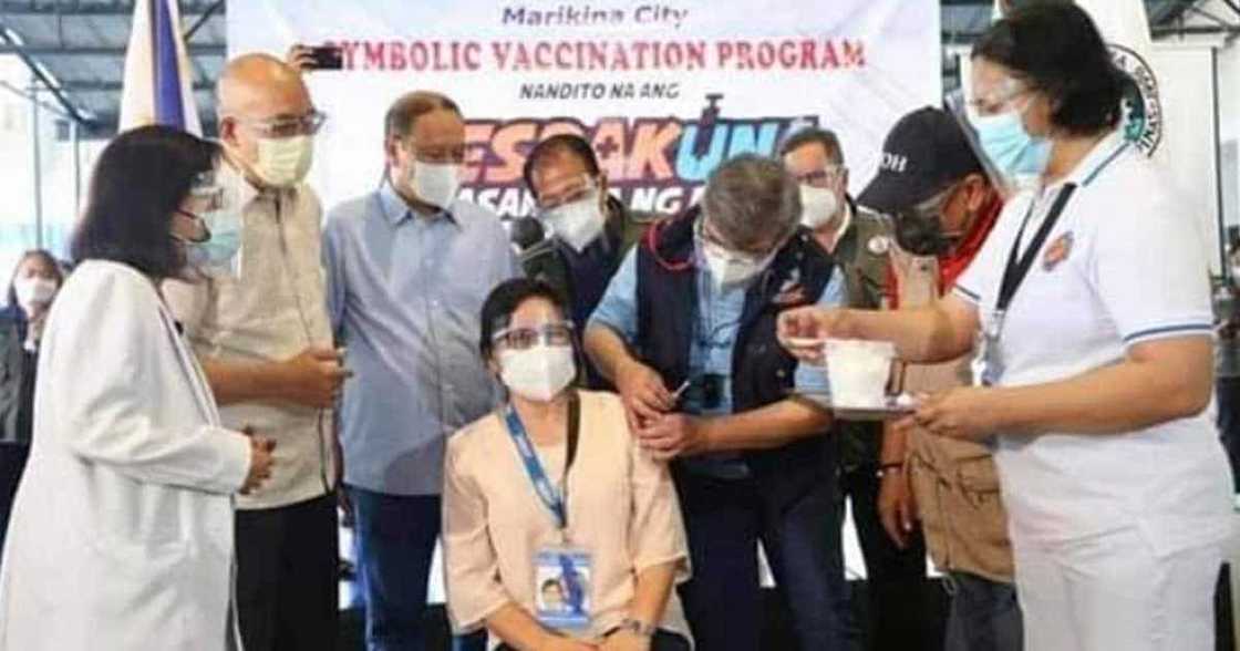 Robredo calls out fake photo of her receiving COVID-19 vaccine: "Ridiculously funny" Robredo calls out fake photo of her receiving COVID-19 vaccine: "Ridiculously funny"