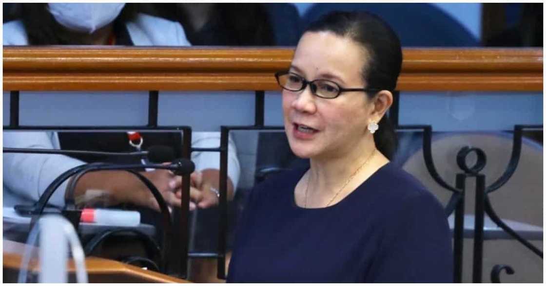 Sen. Grace Poe, isinulat ang initials na "JSP" sa puntod ng inang si Susan Roces Sen. Grace Poe, isinulat ang initials na "JSP" sa puntod ng inang si Susan Roces