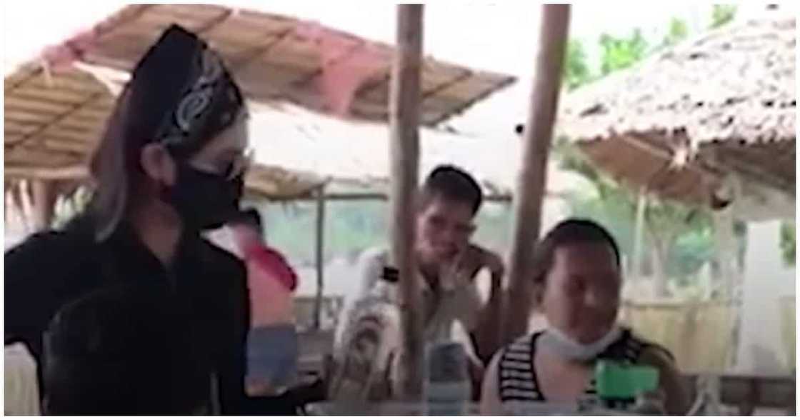 OFW na nagpanggap na makikikain sa outing ng pamilya, sinurpresa ang kanyang ina OFW na nagpanggap na makikikain sa outing ng pamilya, sinurpresa ang kanyang ina