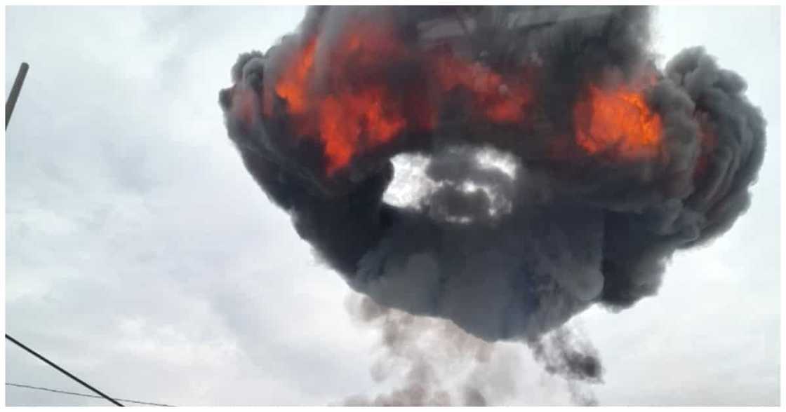 Porma ng usok na nabuo mula sa sunog sa Delpan bridge, nakunan ng video Porma ng usok na nabuo mula sa sunog sa Delpan bridge, nakunan ng video