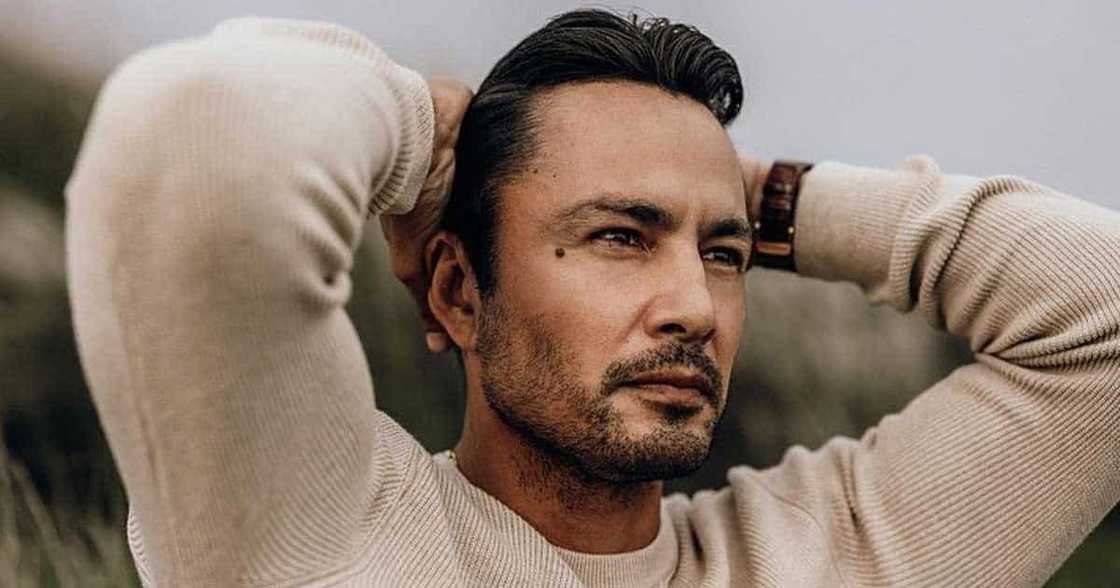 Derek Ramsay, nawindang sa matalim na tingin ni Ellen Adarna matapos niya itong sawayin sa pagpapakain sa isda Derek Ramsay, nawindang sa matalim na tingin ni Ellen Adarna matapos niya itong sawayin sa pagpapakain sa isda