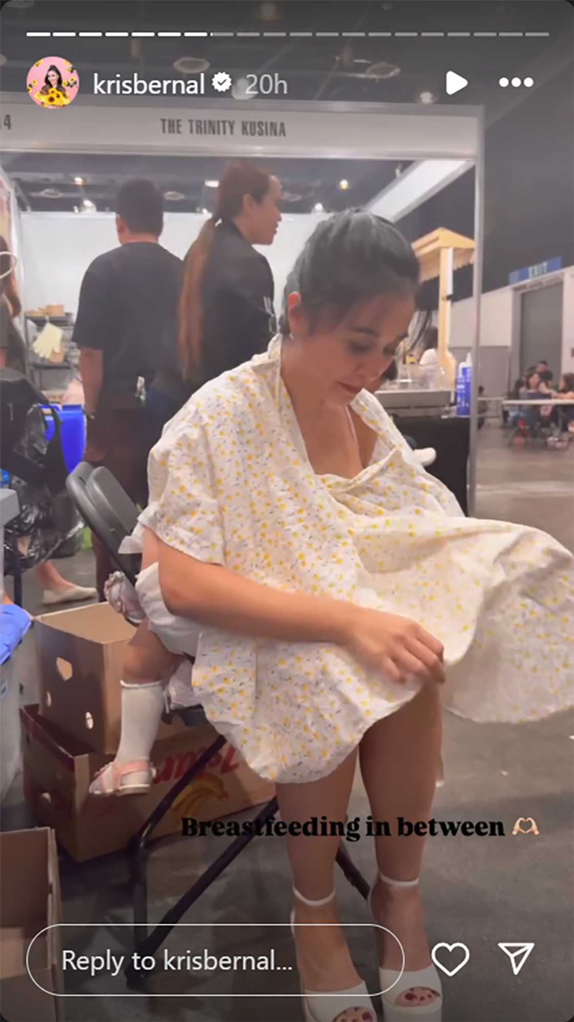 Kris Bernal, nagpapa-breastfeed habang tumutulong kay Perry Choi sa kanilang burger stall Kris Bernal, nagpapa-breastfeed habang tumutulong kay Perry Choi sa kanilang burger stall