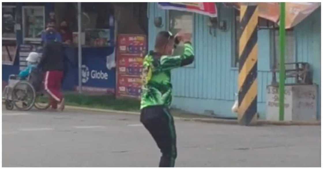 Traffic enforcer, kinagiliwan sa paghataw sa mga 'TikTok Dance' Traffic enforcer, kinagiliwan sa paghataw sa mga 'TikTok Dance'