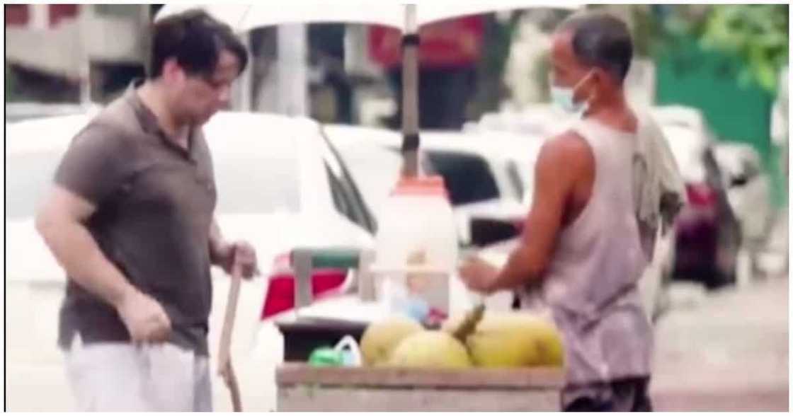 Foreigner na nagpanggap na pulubi, humanga sa kabutihan ng 1 buko vendor Foreigner na nagpanggap na pulubi, humanga sa kabutihan ng 1 buko vendor