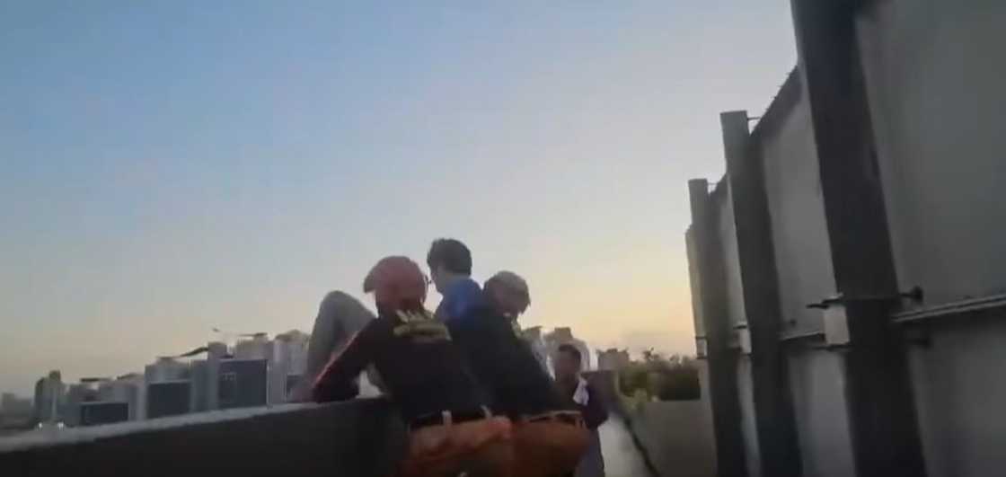 Lalaki sa roof deck ng isang 22-storey building sa Quezon City, nailigtas ng mga bumbero Lalaki sa roof deck ng isang 22-storey building sa Quezon City, nailigtas ng mga bumbero