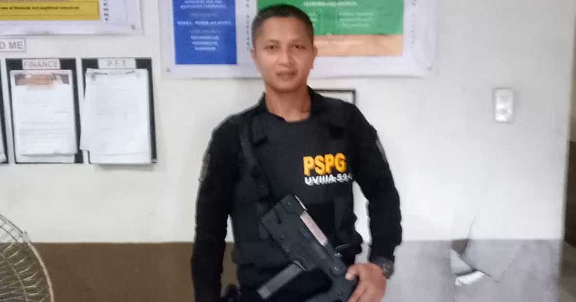 Pulis na bumaril sa 52-anyos na lola, nag-viral ang lumang "good cop" post Pulis na bumaril sa 52-anyos na lola, nag-viral ang lumang "good cop" post