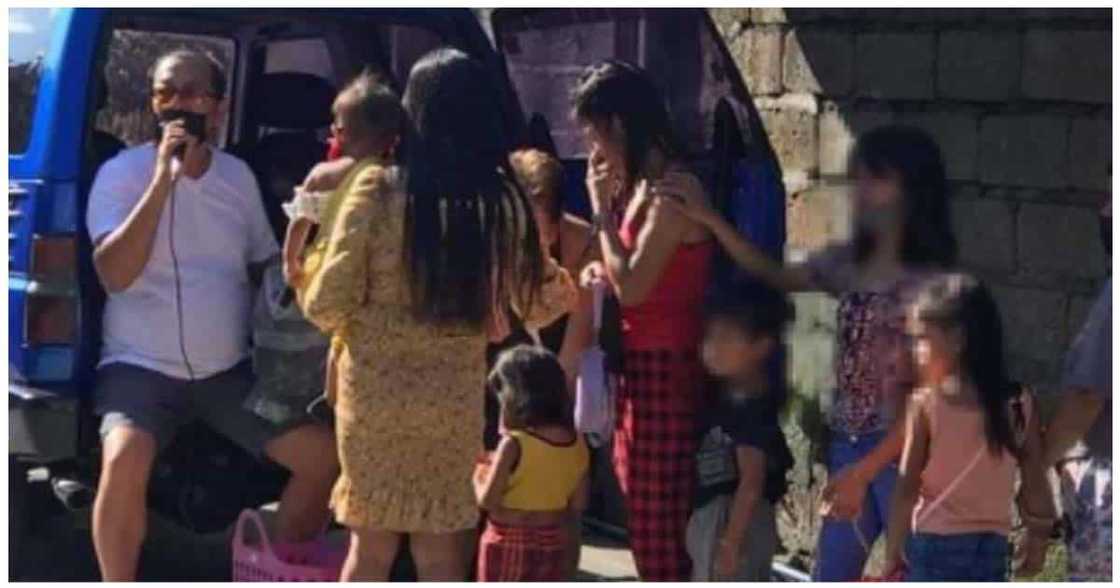 Videos at pictures ng pagkawang-gawa ni "Mang Boy," viral sa social media Videos at pictures ng pagkawang-gawa ni "Mang Boy," viral sa social media