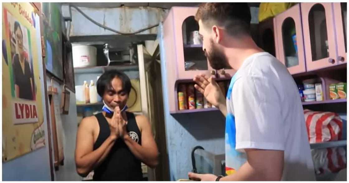 Basel Manadil, sinurpresa ng tulong ang viral rider na nag-deliver mula Binondo hanggang Cavite Basel Manadil, sinurpresa ng tulong ang viral rider na nag-deliver mula Binondo hanggang Cavite