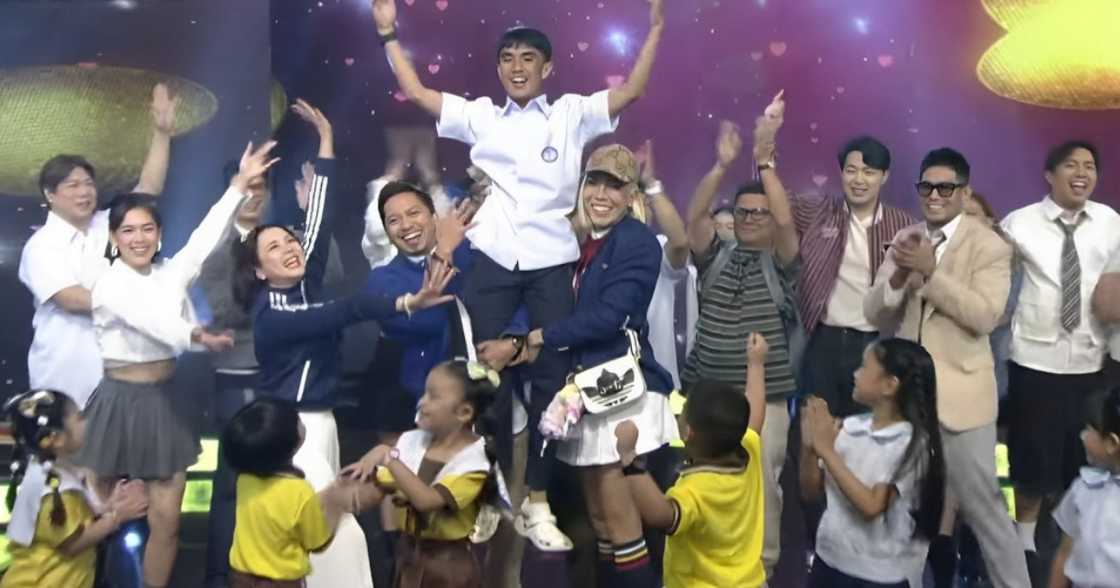 Estudyanteng nagpauso ng 'Maybe This Time' dance craze, sumayaw sa 'It's Showtime' Estudyanteng nagpauso ng 'Maybe This Time' dance craze, sumayaw sa 'It's Showtime'