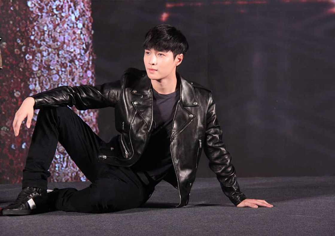EXO members EXO members