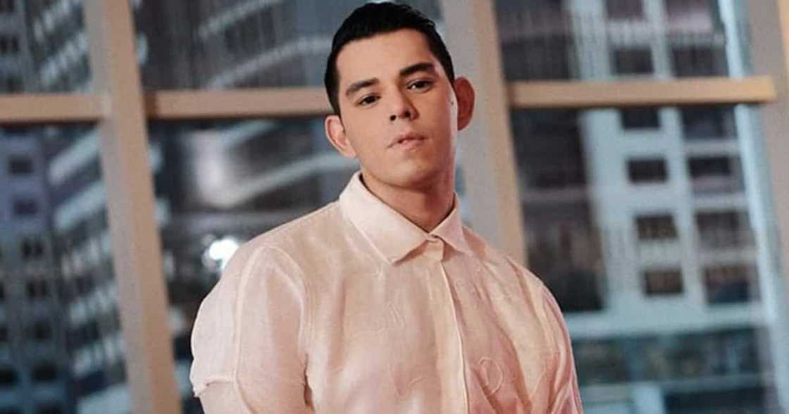 Raymond Gutierrez's "trying to TikTok" video with Tony Labrusca goes viral Raymond Gutierrez's "trying to TikTok" video with Tony Labrusca goes viral