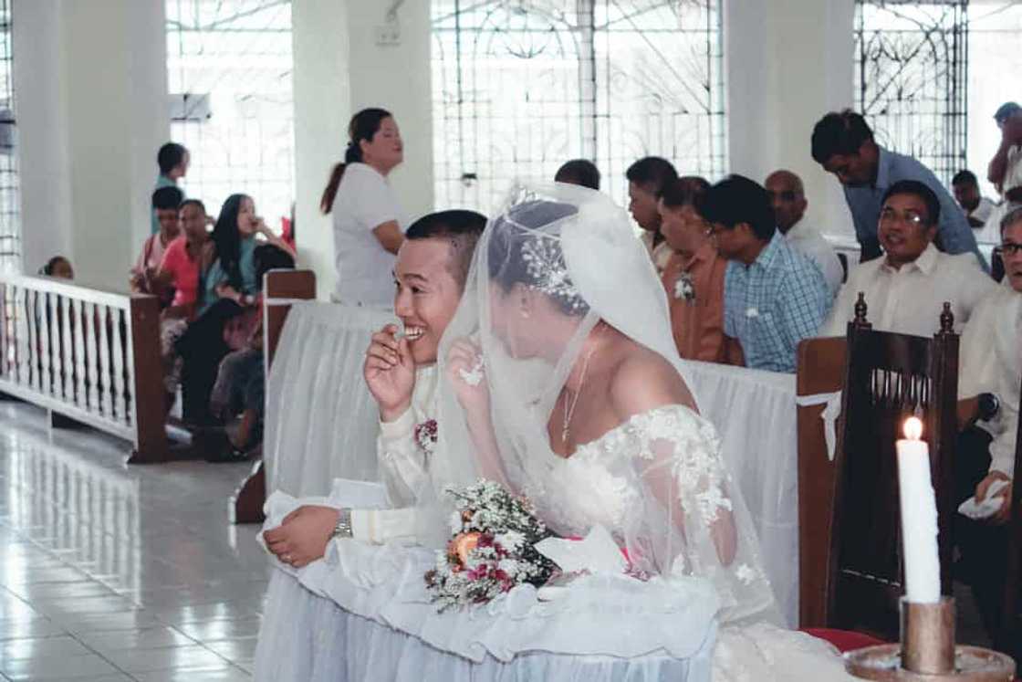 Groom, di kinaya ang paglobo ng sipon ni bride matapos sambitin ang wedding vows Groom, di kinaya ang paglobo ng sipon ni bride matapos sambitin ang wedding vows