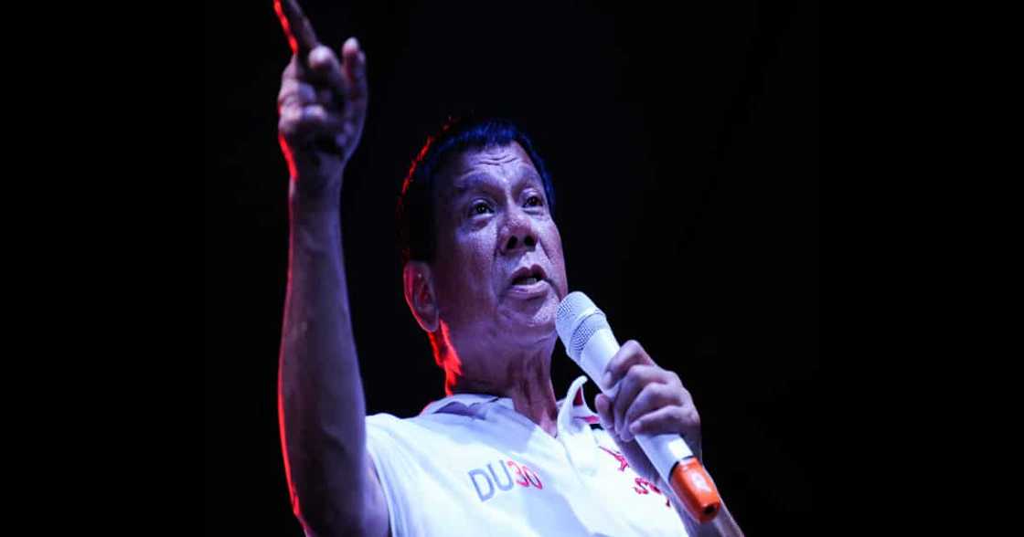 Pangulong Duterte payag mauna sa pagpapabakuna kontra COVID-19 Pangulong Duterte payag mauna sa pagpapabakuna kontra COVID-19