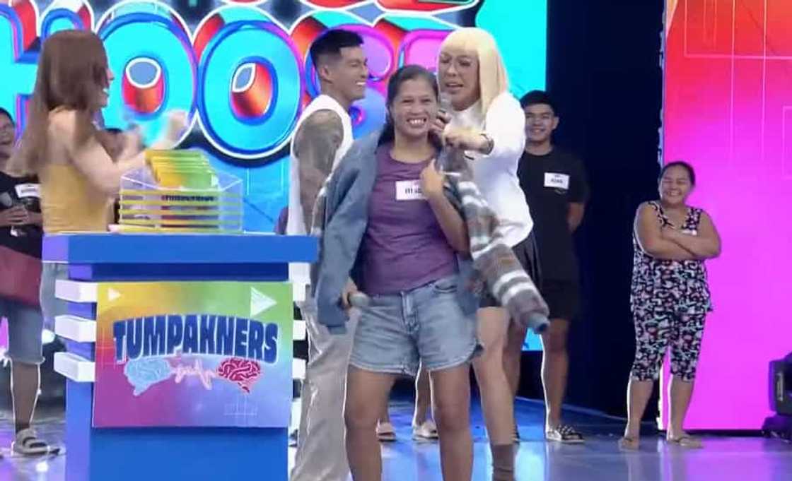 Kalahok sa It's Showtime, binanggit ang 'Wowowin': "Bigyan ng jacket yan!" Kalahok sa It's Showtime, binanggit ang 'Wowowin': "Bigyan ng jacket yan!"