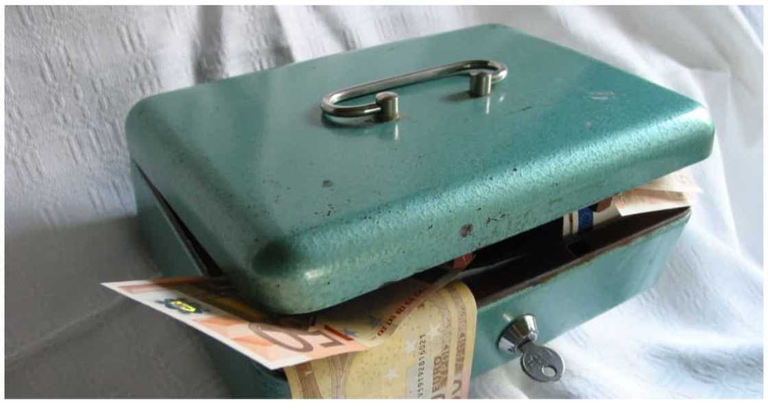 Dugo-dugo gang, natangay ang ₱1 milyong halaga ng alahas mula sa 12-anyos na biktima Dugo-dugo gang, natangay ang ₱1 milyong halaga ng alahas mula sa 12-anyos na biktima