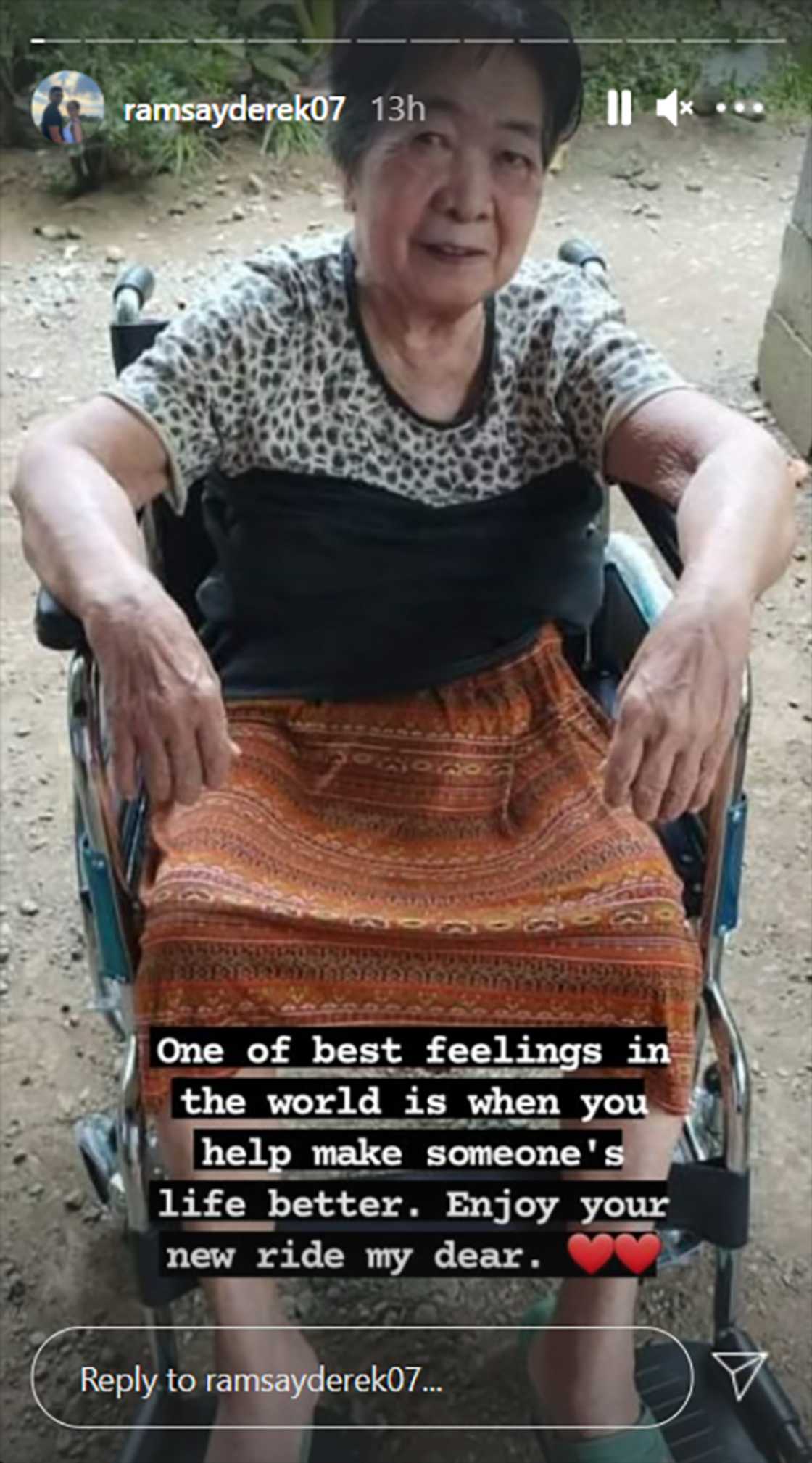 Derek Ramsay, nagbigay ng wheelchair sa isang senior citizen Derek Ramsay, nagbigay ng wheelchair sa isang senior citizen