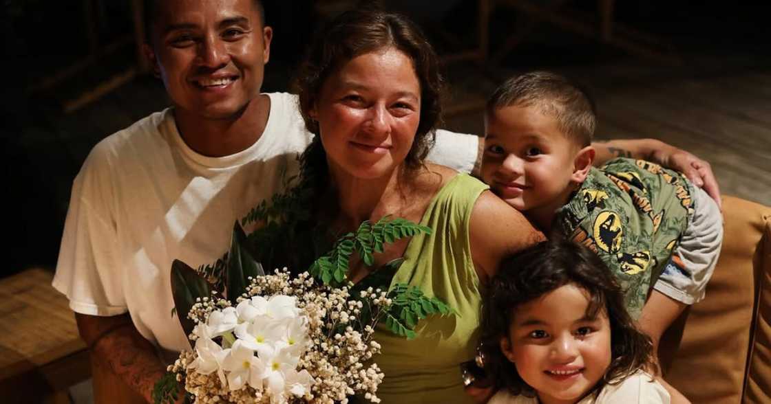 Andi Eigenmann, ipinasilip ang Mother's Day celebration ng kanyang pamilya Andi Eigenmann, ipinasilip ang Mother's Day celebration ng kanyang pamilya