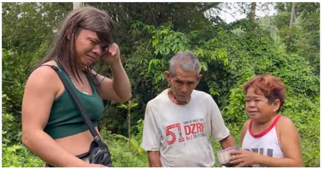 Mura, naiyak sa muling pagdalaw ng vlogger na may dalang ₱100,000 para sa kanya Mura, naiyak sa muling pagdalaw ng vlogger na may dalang ₱100,000 para sa kanya
