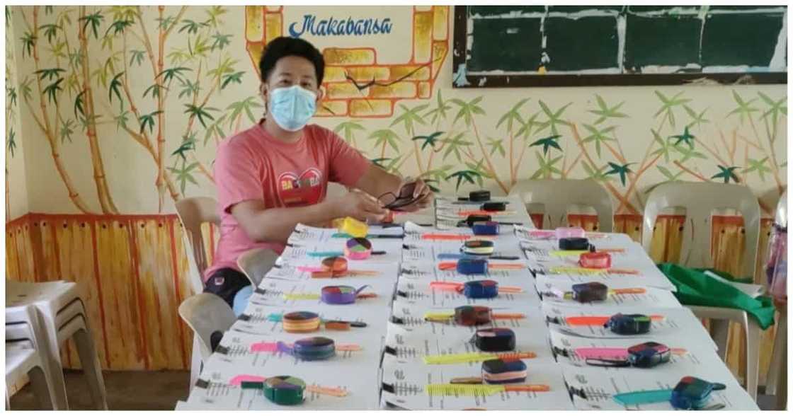 Guro, namahagi ng suklay at coin purse sa mga parents at students na kukuha ng modules