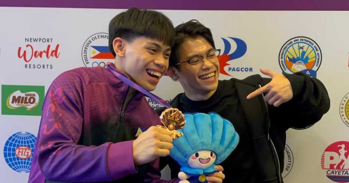 Carlos Yulo reacts to Karl Eldrew Yulo winning two bronze medals at Junior World Championships (@abscbnnews) Carlos Yulo reacts to Karl Eldrew Yulo winning two bronze medals at Junior World Championships (@abscbnnews)