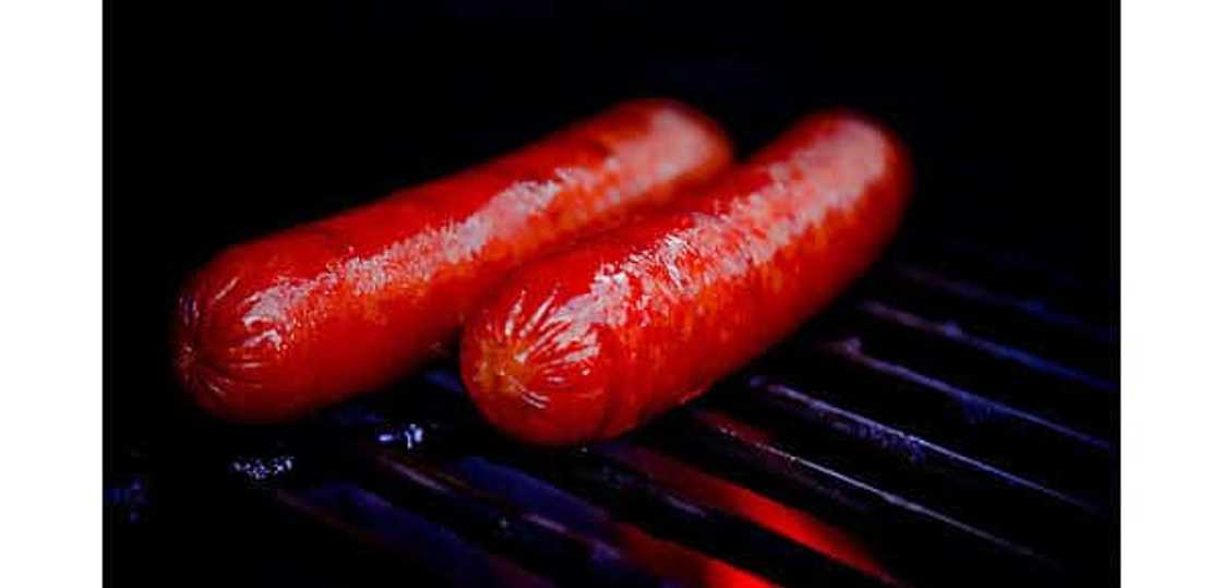 Nakakabahala! Sobrang pagkain ng hotdog ng mga bata, maaaring magdulot ng kanser sa dugo't tiyan Nakakabahala! Sobrang pagkain ng hotdog ng mga bata, maaaring magdulot ng kanser sa dugo't tiyan