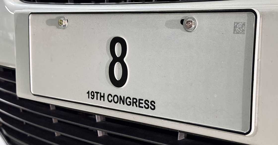 Viral vid ng SUV na may plakang ‘8’, peke umano; kinondena ng Kongreso, kasalukuyang iniimbestigahan Viral vid ng SUV na may plakang ‘8’, peke umano; kinondena ng Kongreso, kasalukuyang iniimbestigahan