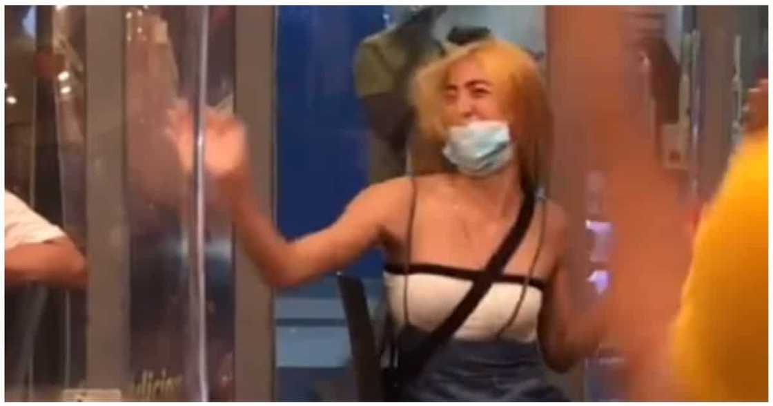 Video ng Jollibee customer na animo'y nanalo sa raffle, kinagiliwan ng mga netizens Video ng Jollibee customer na animo'y nanalo sa raffle, kinagiliwan ng mga netizens