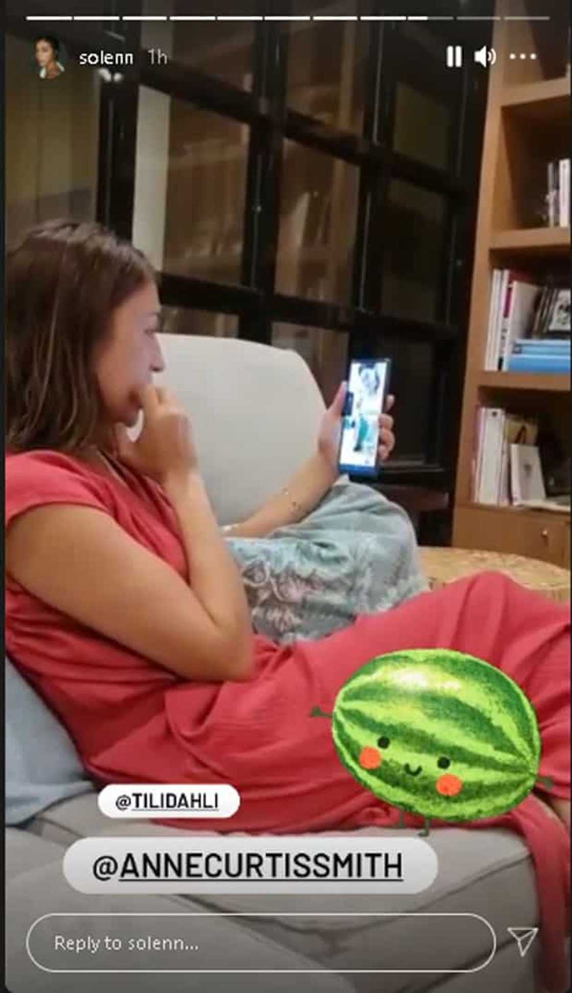 Video ni Solenn Heussaff na tinuturuan si Anne Curtis na mag-slice ng watermelon, nag-viral Video ni Solenn Heussaff na tinuturuan si Anne Curtis na mag-slice ng watermelon, nag-viral