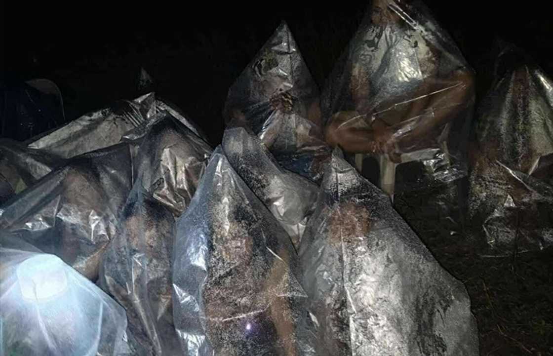 Cebu quake survivors, natutulog na lang sa plastic bags para makaiwas sa ulan