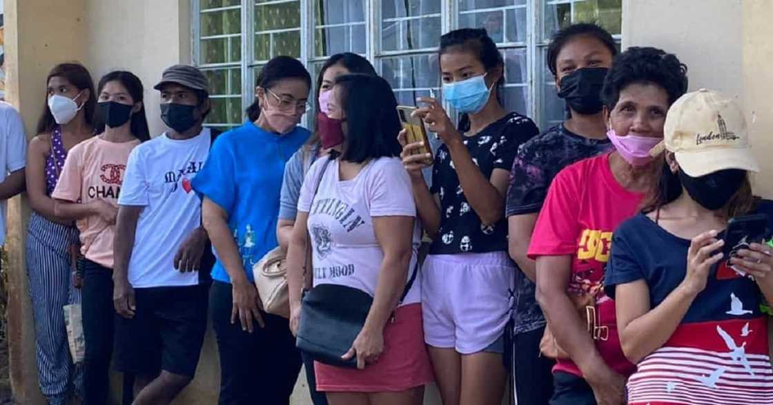 Leni Robredo, hinangaan sa no special treatment na pagpila sa pagboto Leni Robredo, hinangaan sa no special treatment na pagpila sa pagboto