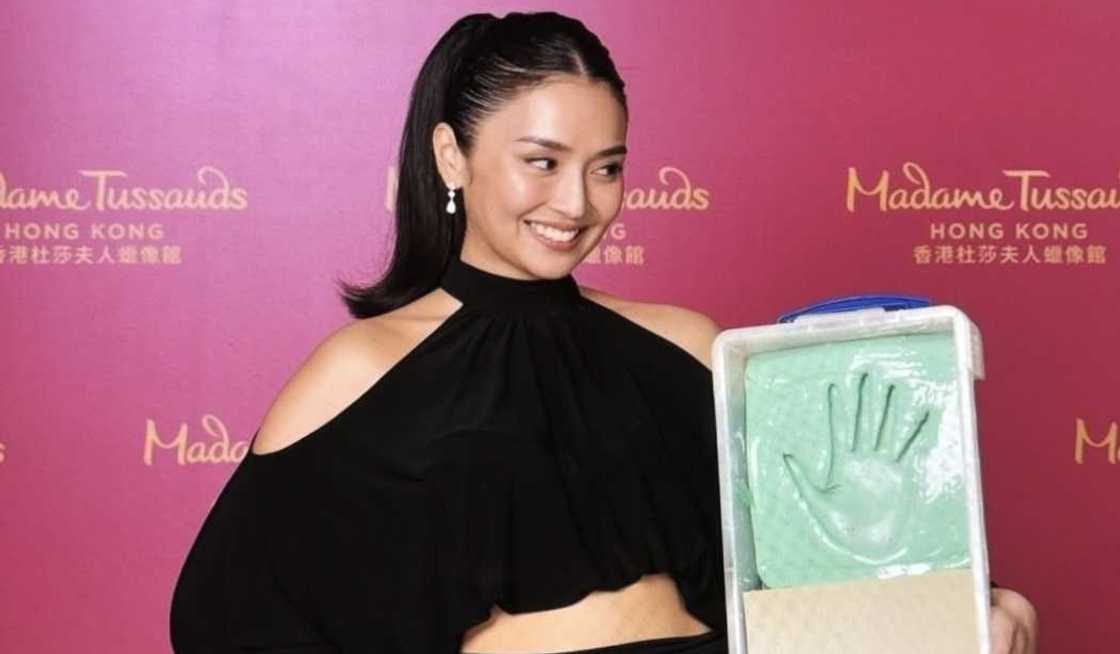 Kathryn Bernardo at isang kilalang personalidad, nahulicam na magkahawak-kamay sa escalator Kathryn Bernardo at isang kilalang personalidad, nahulicam na magkahawak-kamay sa escalator